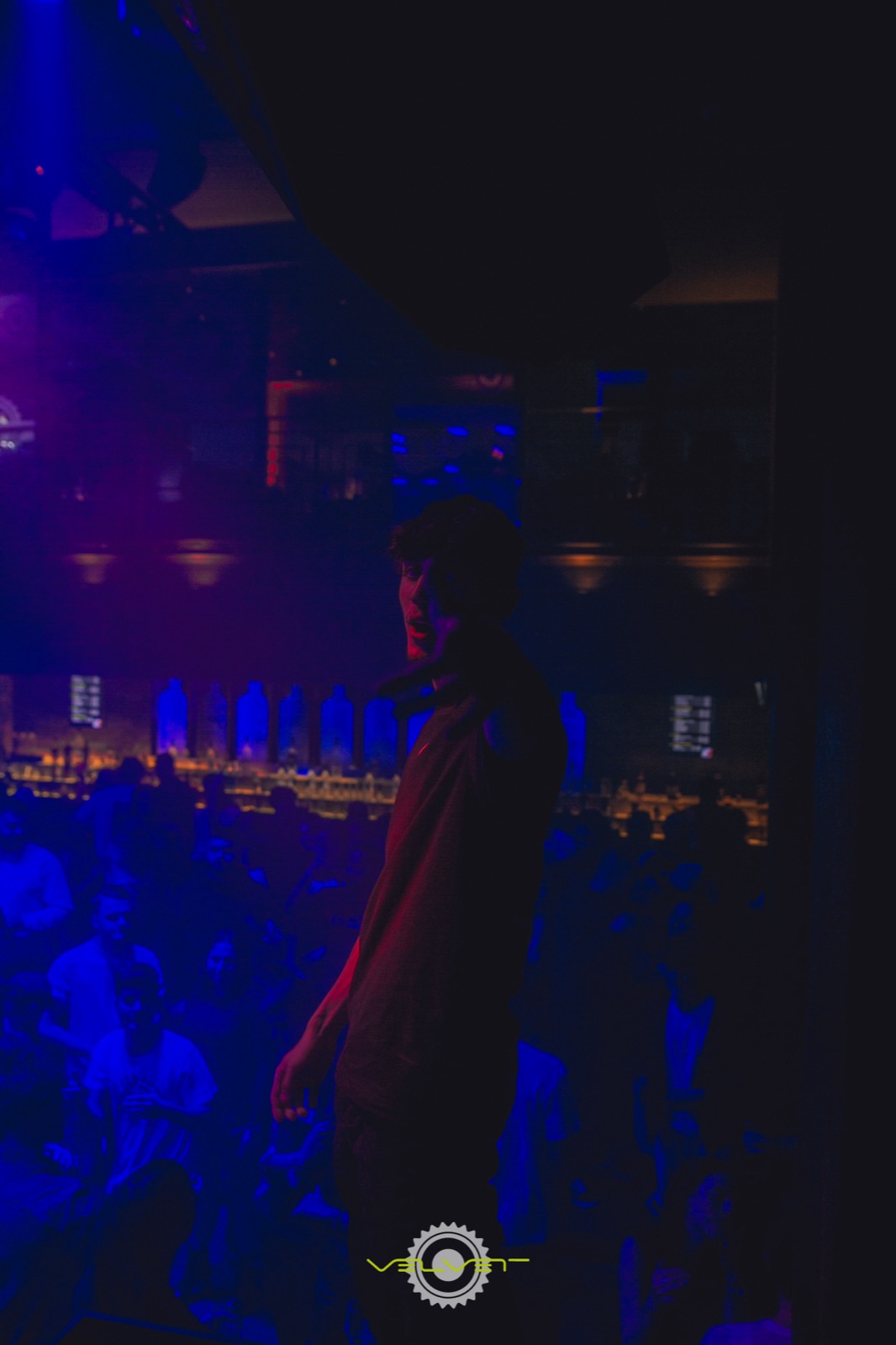 DJ STYX von der Seite beim Auflegen im Club