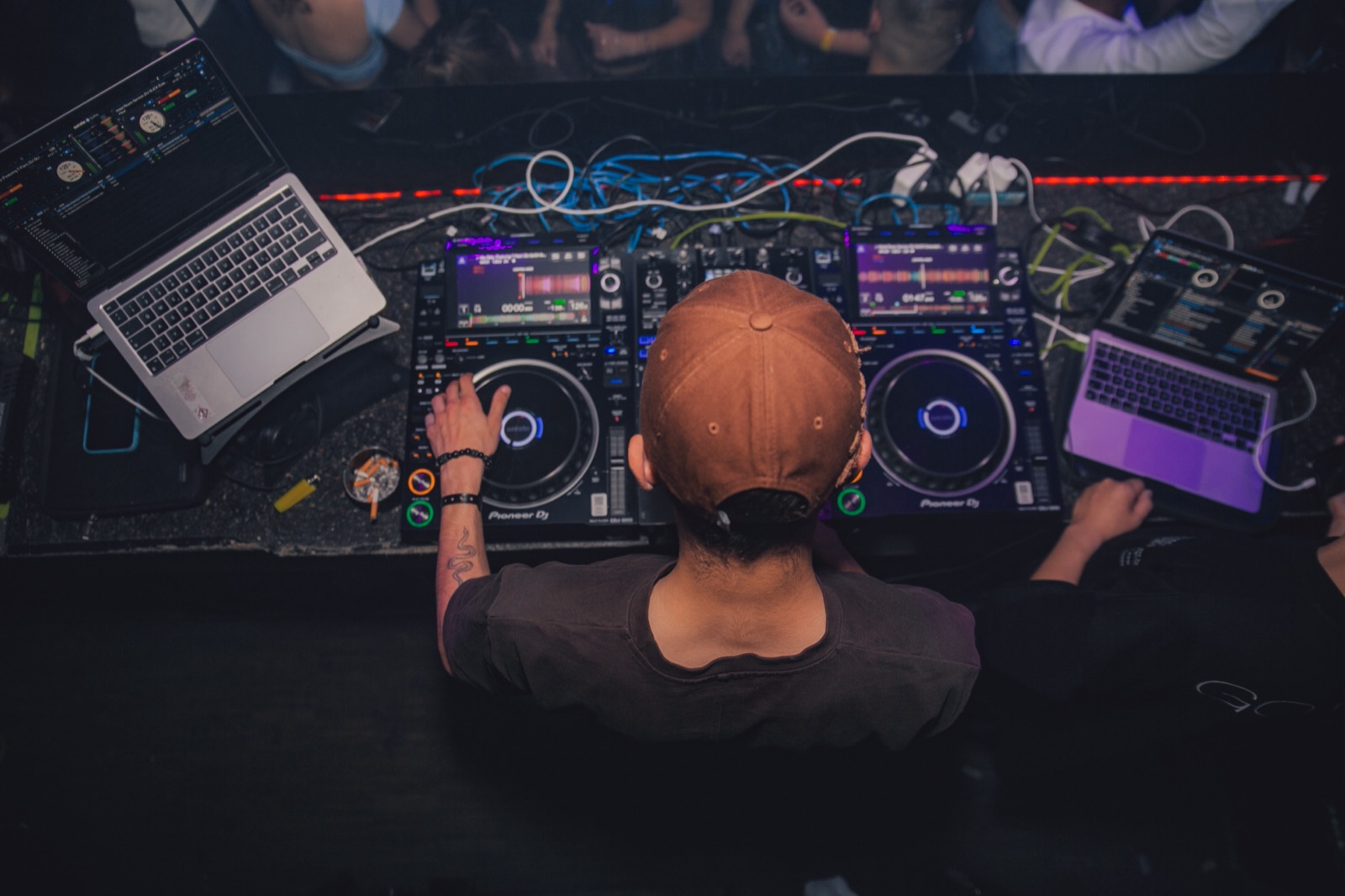 DJ STYX am Pult von oben fotografiert