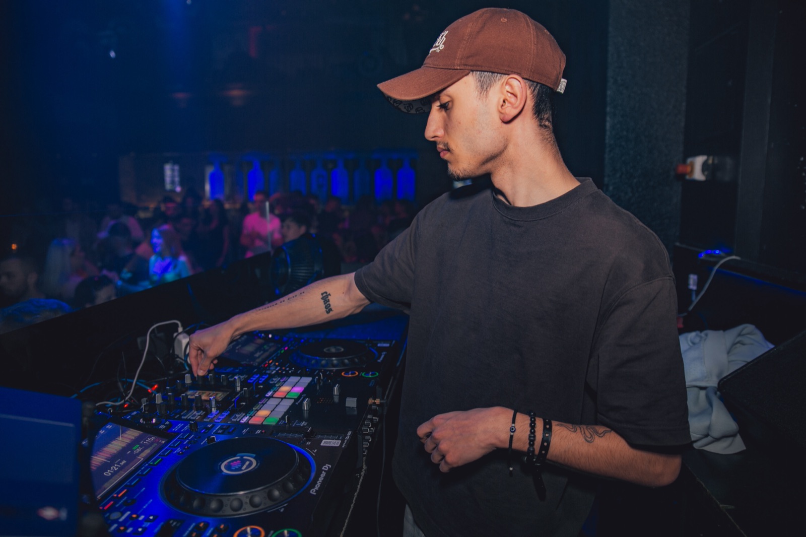 DJ STYX seitlich am DJ-Pult
